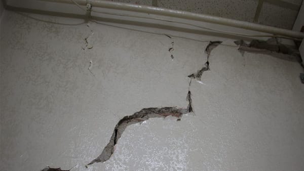 Госстрой просит кыргызстанцев сообщать о повреждениях зданий после землетрясения изображение публикации