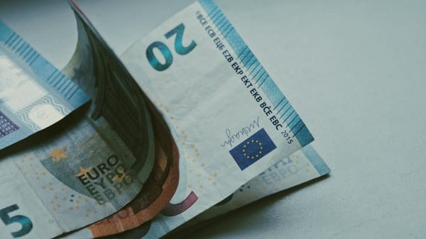 Курс валют на Моссовете: евро дешевеет, рубль незначительно укрепился изображение публикации