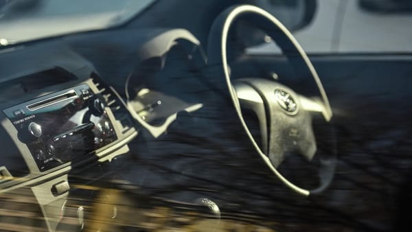 Автомобиль, праворульное такси.