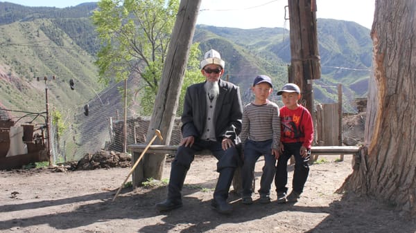 В КР хотят выдавать пособия семьям с детьми из отдаленных районов – кабмин не готов платить выше прожиточного минимума изображение публикации