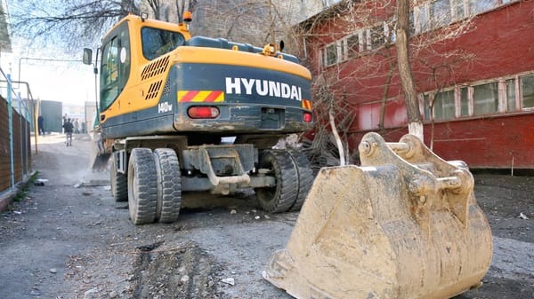 В Оше сносят незаконные объекты на территории школы – фото изображение публикации