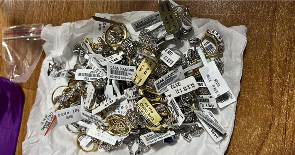 Кыргызстанка незаконно ввезла из Турции ювелирные изделия на 1.5 млн сомов изображение публикации