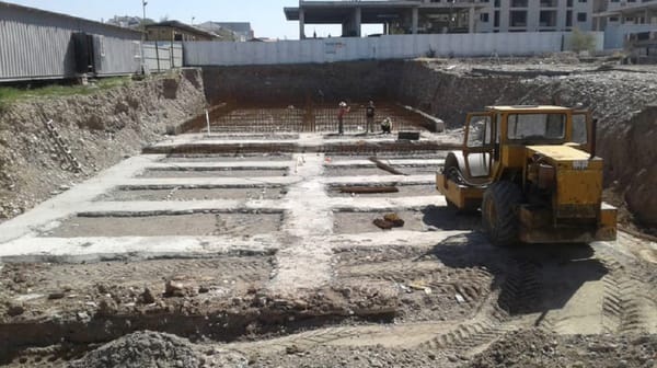 В «Ак-Орго» снесли незаконно построенные этажи одной из новостроек изображение публикации