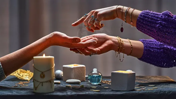 В Кыргызстане хотят штрафовать за рекламу оккультизма и магии изображение публикации