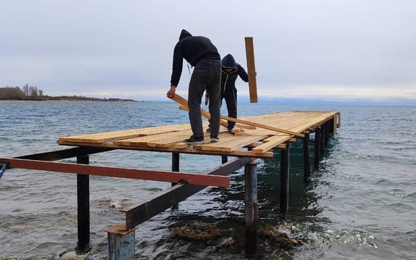 На Иссык-Куле демонтируют незаконно установленные пирсы и причалы изображение публикации