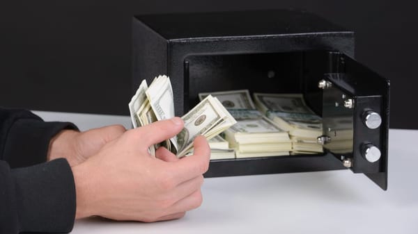 В Сокулуке из агромаркета похитили сейф с 2 млн сомов изображение публикации