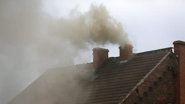 Владельцев бань на окраине Бишкека оштрафовали за сжигание пластика и мусора изображение публикации