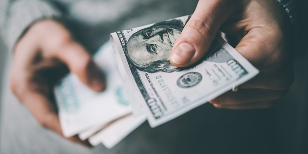 Сколько стоят основные валюты в обменках Бишкека и комбанках КР? Актуальный курс на 19 сентября изображение публикации