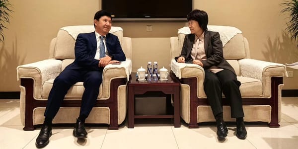 Темир Сариев на встрече с Цзя Чжэнлан. Фото: ТПП КР.