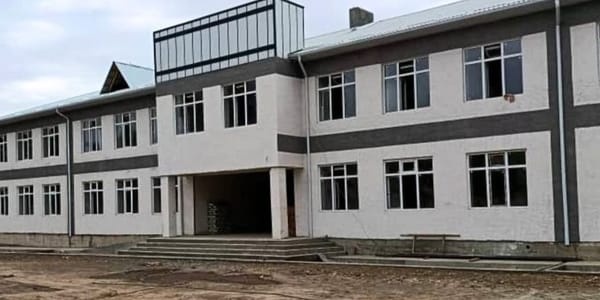 Новая школа в селе Жылалды Узгенского района. Фото: Минстрой.