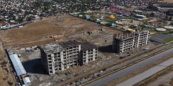 Строящиеся здания для «Кызмат» и Кадастра в Бишкеке помогут решить проблему длинных очередей изображение публикации