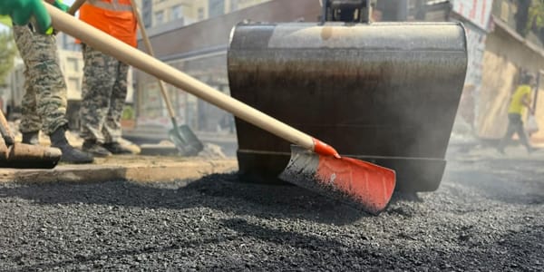 Ремонт тротуара по ул. Московской. Фото: мэрия Бишкека.