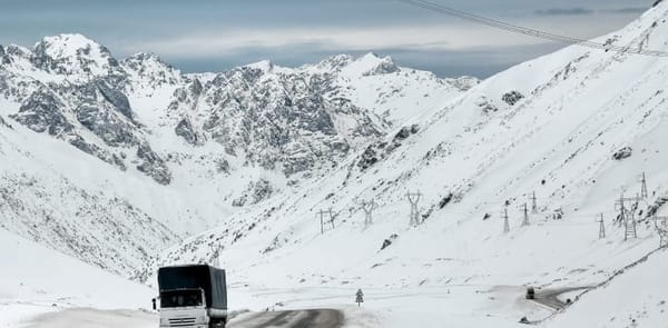 На перевалах Тоо-Ашуу и Отмок выпал снег – дорожники показали процесс уборки (видео) изображение публикации