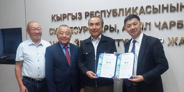 Вручение сертификата SFCS. Фото: пресс-служба Минсельхоза.