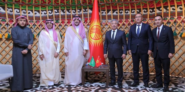 Министр финансов КР Алмаз Бакетаев и глава Саудовского фонда развития Султан Аль-Маршад подписывают кредитное соглашение на $50 млн для строительства школ в Кыргызстане.