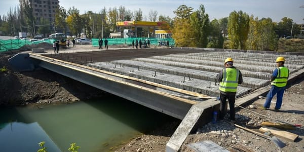 Мэр Бишкека Айбек Джунушалиев осмотрел строящиеся объекты столицы — новый сквер в мкрн Тунгуч, школу № 89 в «Учкуне», мост по ул. Ауэзова и променад вдоль канала ТЭЦ