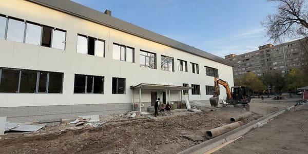 Капитальный ремонт детского сада по улице Гоголя в Бишкеке: фасад готов, ведется внутренняя отделка.