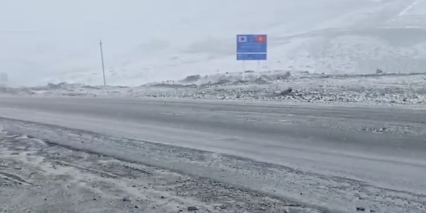 На посту Сосновка ограничили проезд фур из-за снегопада на Тоо-Ашуу изображение публикации