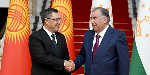 Президенты Садыр Жапаров и Эмомали Рахмон на встрече в Душанбе обсудили развитие отношений между Кыргызстаном и Таджикистаном.