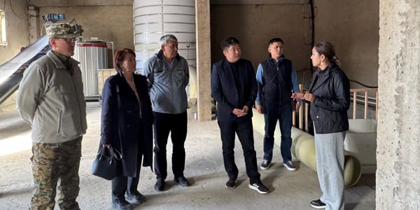 Заместитель директора НАИ Дамир Бикулов во время рабочей поездки в СЭЗ «Каракол» и «Нарын». Фото: НАИ.