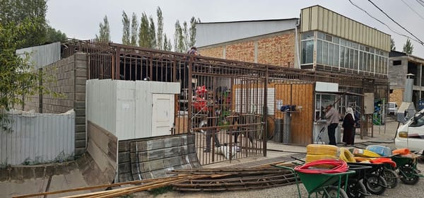 Снос незаконных построек в Араванском районе Ошской области, выходящих за красную линию. Фото: Минстрой.