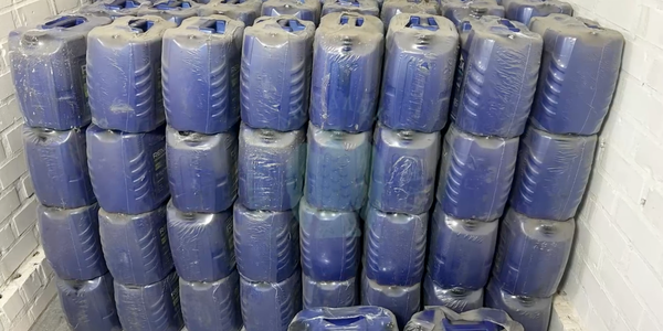 Изъято моторное масло без акцизных марок на складе в Бишкеке.