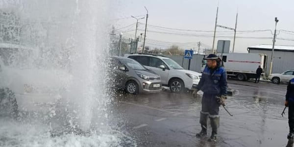 В Бишкеке устранили прорыв трубы на улице Осмонкула изображение публикации