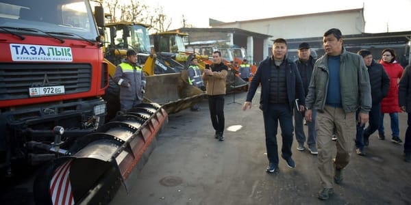 Предприятие «Тазалык» подготовило технику и запасы соли к зиме. Фото: мэрия Бишкека.