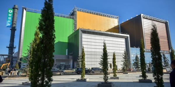 Спецтехника доставляет отходы на новый мусороперерабатывающий завод в Бишкеке во время пилотного запуска.