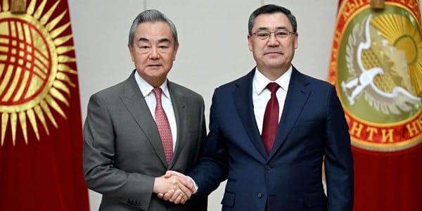 Садыр Жапаров обсудил с главой МИД Китая строительство дорог и работу компаний КНР