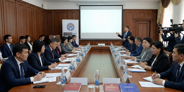 Депутатов местных кенешей Кыргызстана обучат нормотворчеству изображение публикации