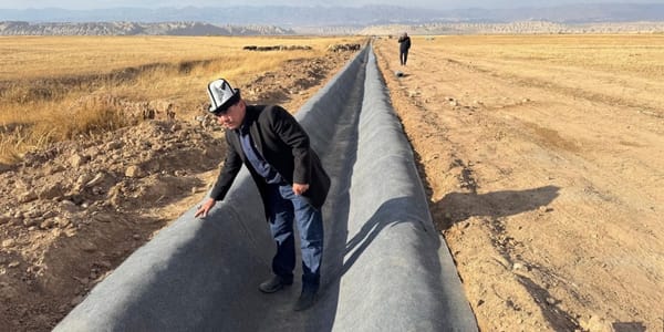 Восстановление ирригационного канала Р-2 в Ак-Талинском районе, бетонные работы для уменьшения потерь воды.