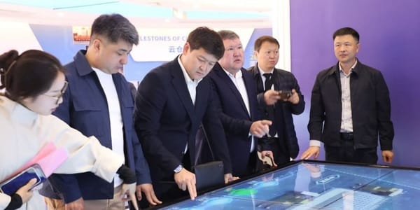 Делегация Кыргызстана на встрече в ZTO Cloud Warehouse в Китае, обсуждение проектов по логистике и трансграничной электронной коммерции.