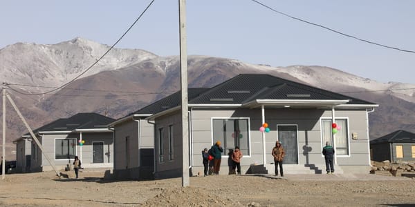 Шесть семей переселили из зоны у железной дороги в Балыкчы — Ташиев вручил ключи от новых домов изображение публикации