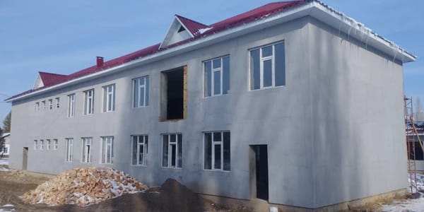 В селе 1-Май Таласской области строится новая школа на 275 учеников. Проект стоимостью 74 млн сомов финансируется из республиканского бюджета.