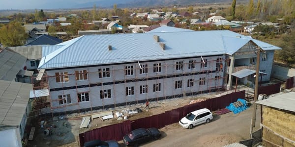 Строительство новой школы на 150 мест в селе Өрүктү Иссык-Кульской области, готовность 85%.