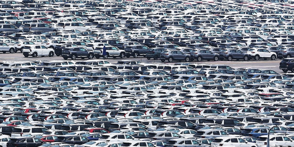 Автомобили ждут отправки за рубеж в порту Пхёнтхэк. Фото: Yonhap.