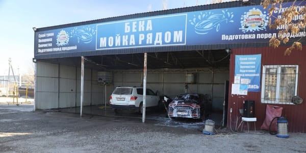 Инспекторы мэрии и «Бишкекводоканала» проверяют автомойку в Бишкеке на незаконное подключение к водопроводу и канализации