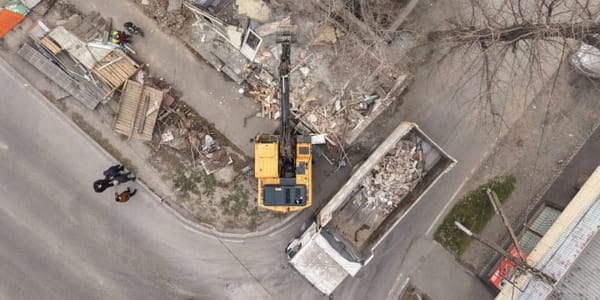 Демонтаж временных сооружений у Старого автовокзала в Бишкеке, освобожденный участок муниципальной земли под озеленение.