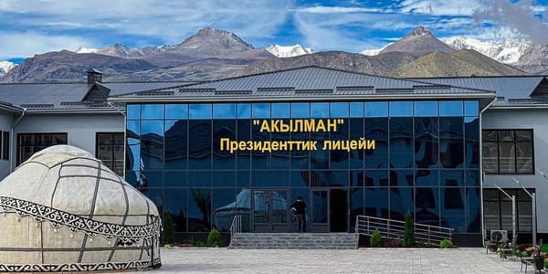 Садыр Жапаров анонсировал строительство лицеев «Акылман» во всех областях КР