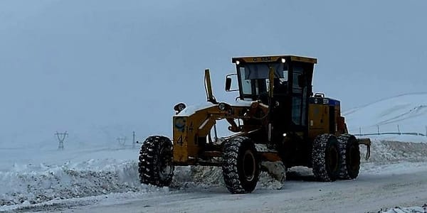 Дорожники Кыргызстана продолжают очищать перевалы и трассы: отчет с мест