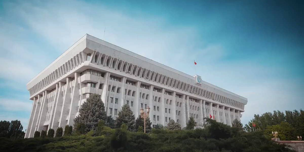 Три финалиста из 900: Жогорку Кенеш не принял ни одну версию гимна изображение публикации