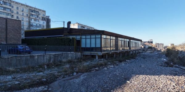 В Бишкеке сносят часть кафе «Аль Бухари» и пристройку над рекой Аламедин изображение публикации