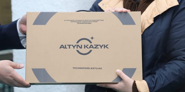 Минпросвещения КР передало учителям начальных классов свыше 20 тысяч ноутбуков изображение публикации