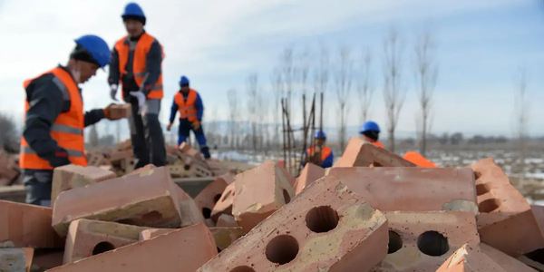 Переселенцы в Исфаре недовольны состоянием домов, полученных при обмене землями с КР изображение публикации