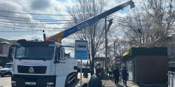 Демонтаж незаконных торговых павильонов на пересечении улиц Патриса Лумумбы и Волкова в Бишкеке.