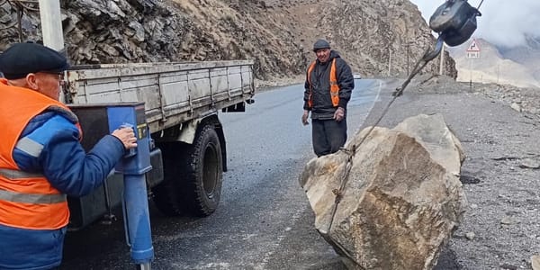 Камнепады на трассах Север — Юг и Ош — Эркечтам: дорожники расчищают завалы изображение публикации