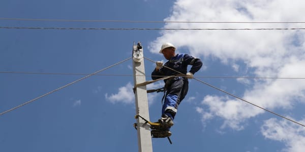 В Бишкеке заменят почти 300 аварийных деревянных опор ЛЭП изображение публикации
