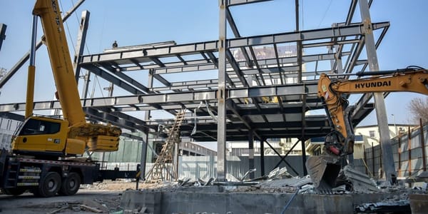 Фонтан вместо бутиков: мэр Бишкека проинспектировал снос конструкций возле ЦУМа изображение публикации