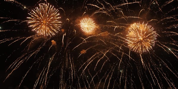 Небо Бишкека озарилось ярким фейерверком, продолжавшимся почти 6 минут